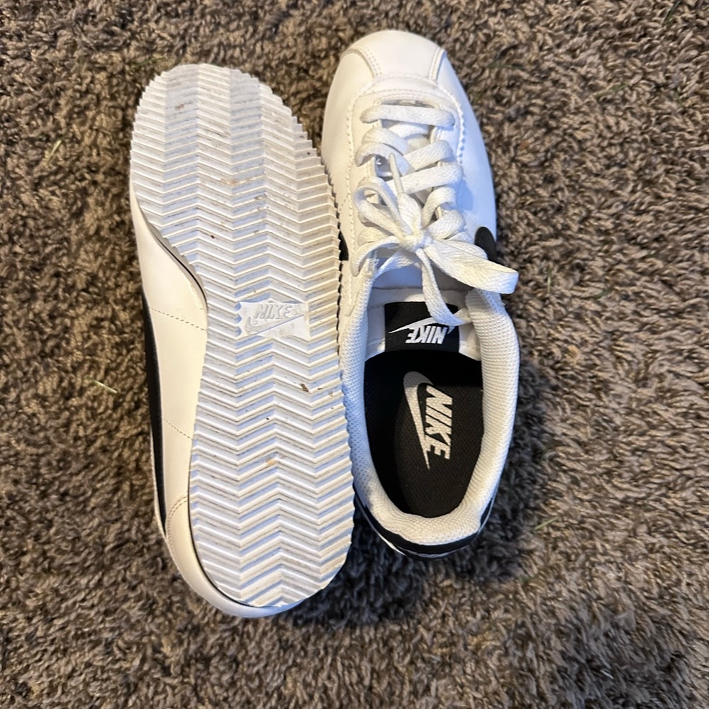 Nike White Leather Sneakers with Black Swoosh - Picture 5 of 5
